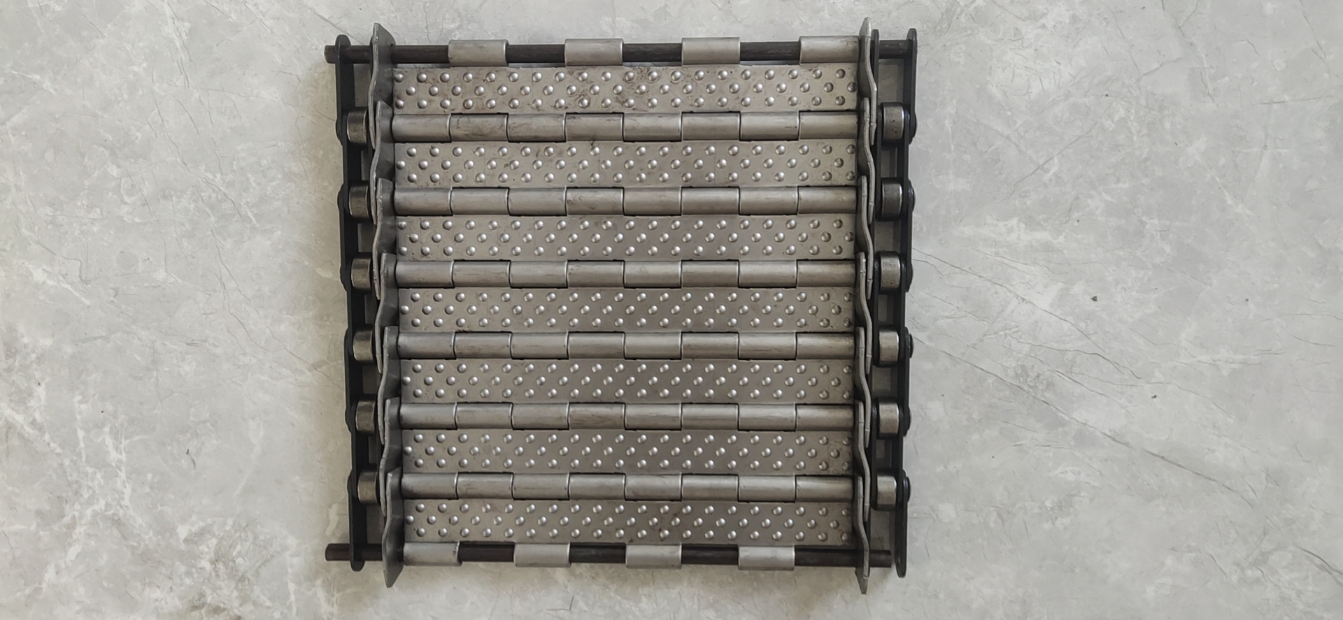 如何確保不銹鋼網(wǎng)帶金屬材料常亮？